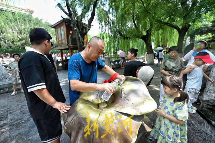 泉城高溫持續(xù) 護(hù)城河畔泉水直飲點(diǎn)市民游客絡(luò)繹不絕