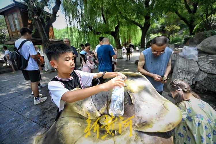 泉城高溫持續(xù) 護(hù)城河畔泉水直飲點(diǎn)市民游客絡(luò)繹不絕