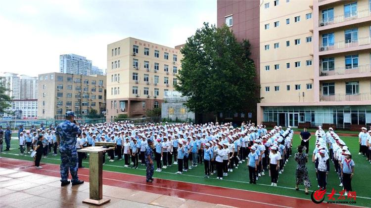 恰同学少年风华正茂——青大市北附中20必一运动官网24级军事夏令营拉开帷幕！(图1)