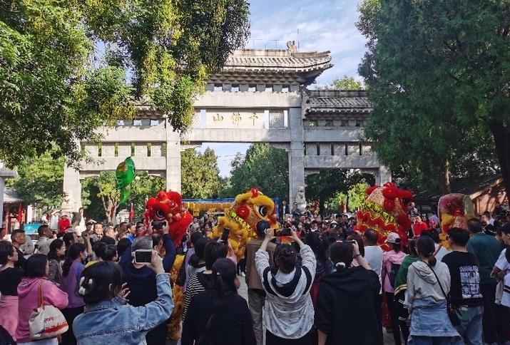 千佛山北广场建地下商业，定了 地下二层拟建停车场，设至少561个车位