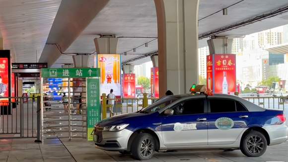 济南西站出租车落客区向北迁移，乘客下车后前往车站距离再缩短