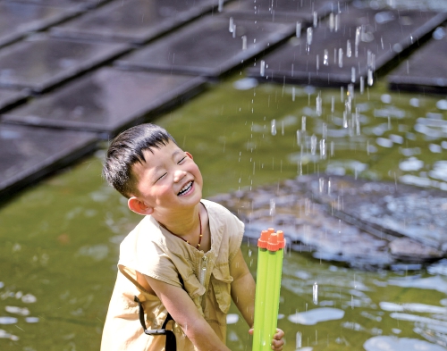 泉涌人歡暢