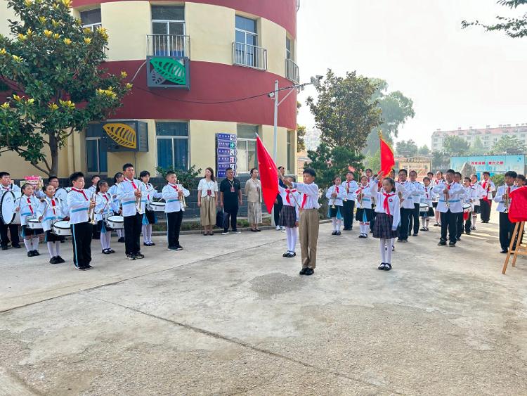 济南市白马山小学举行雷锋像揭幕及新时代雷锋学校授牌仪式