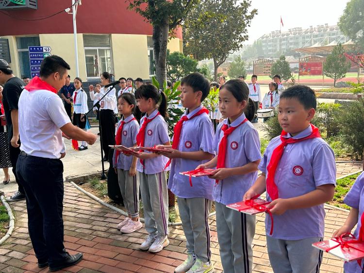 济南市白马山小学举行雷锋像揭幕及新时代雷锋学校授牌仪式