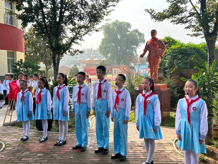 济南市白马山小学举行雷锋像揭幕及新时代雷锋学校授牌仪式