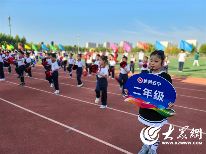 舞龙翻腾运动场 共庆国庆添欢唱——东营市胜利第五中学第46届学生