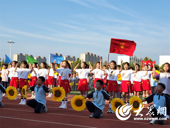 舞龙翻腾运动场 共庆国庆添欢唱——东营市胜利第五中学第46届学生