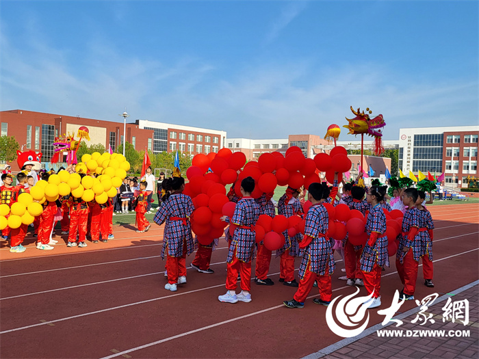 舞龙翻腾运动场 共庆国庆添欢唱——东营市胜利第五中学第46届学生