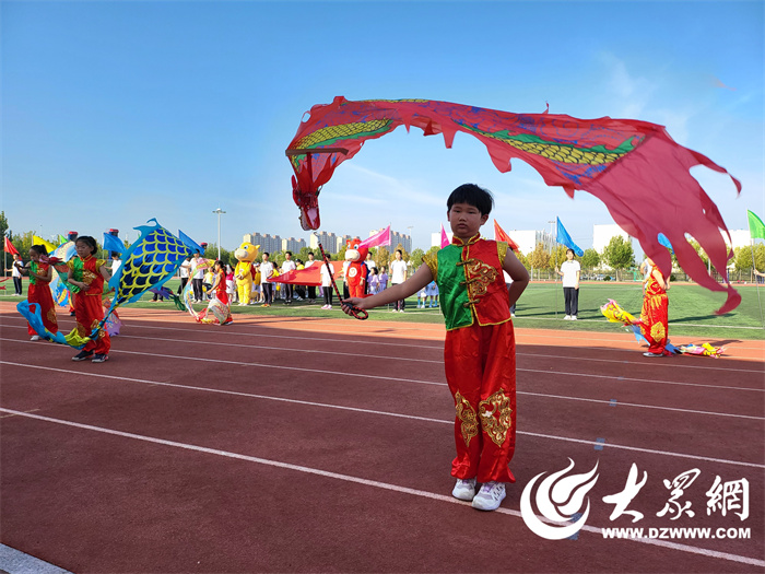 舞龙翻腾运动场 共庆国庆添欢唱——东营市胜利第五中学第46届学生