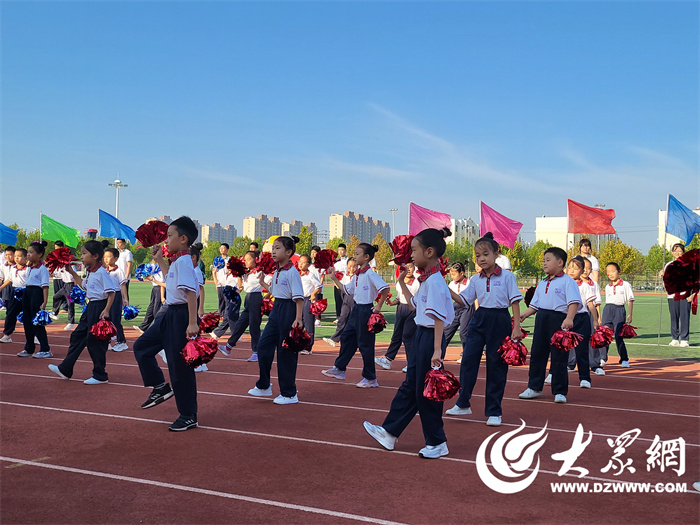 舞龙翻腾运动场 共庆国庆添欢唱——东营市胜利第五中学第46届学生