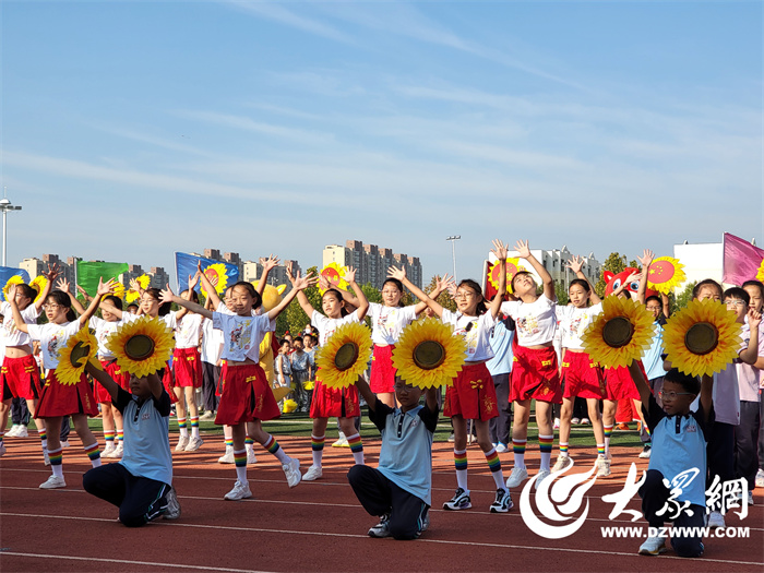 舞龙翻腾运动场 共庆国庆添欢唱——东营市胜利第五中学第46届学生