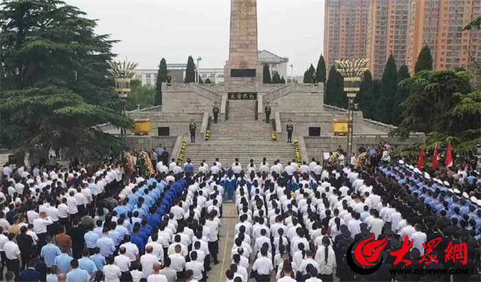 9月30日,单县在湖西革命烈士陵园举行烈士纪念日公祭活动,缅怀革命