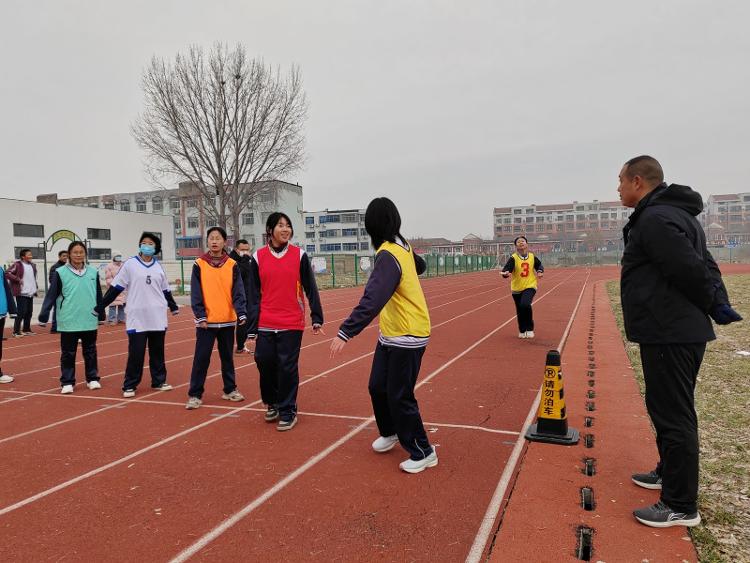 皇冠体育下载桓台县唐山镇中学举行“圆周接力跑”比赛(图1)