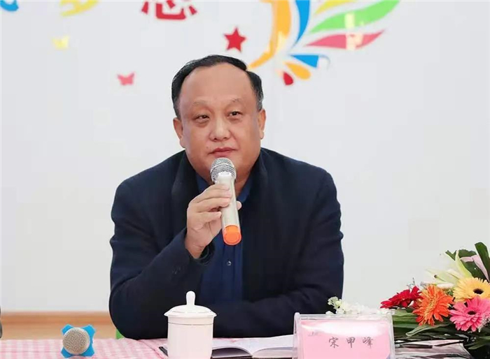 会议开始,世纪昂立幼儿园园长谢玉莹向大家介绍了办学经验.