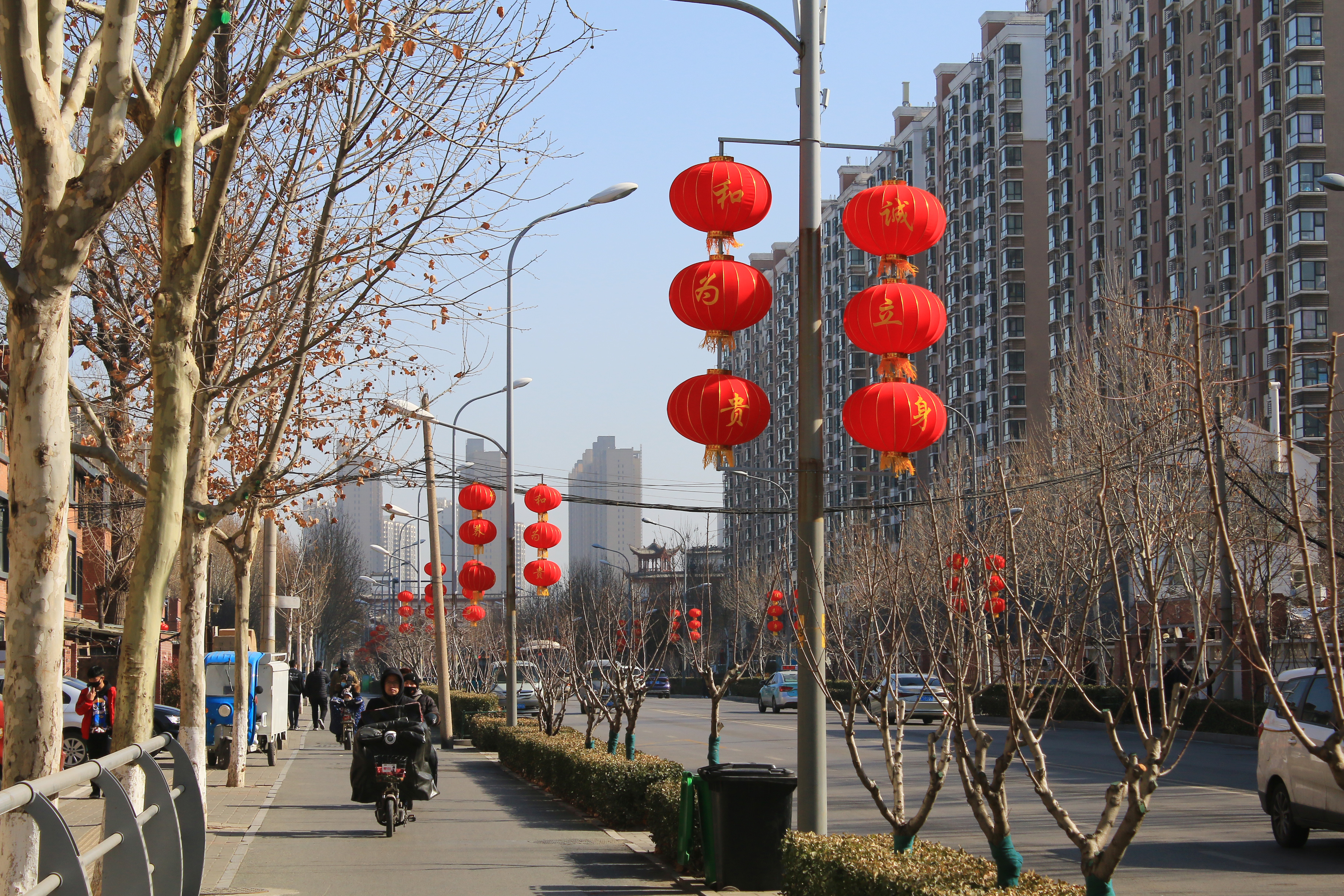 大红灯笼高高挂南村街道欢喜迎新年