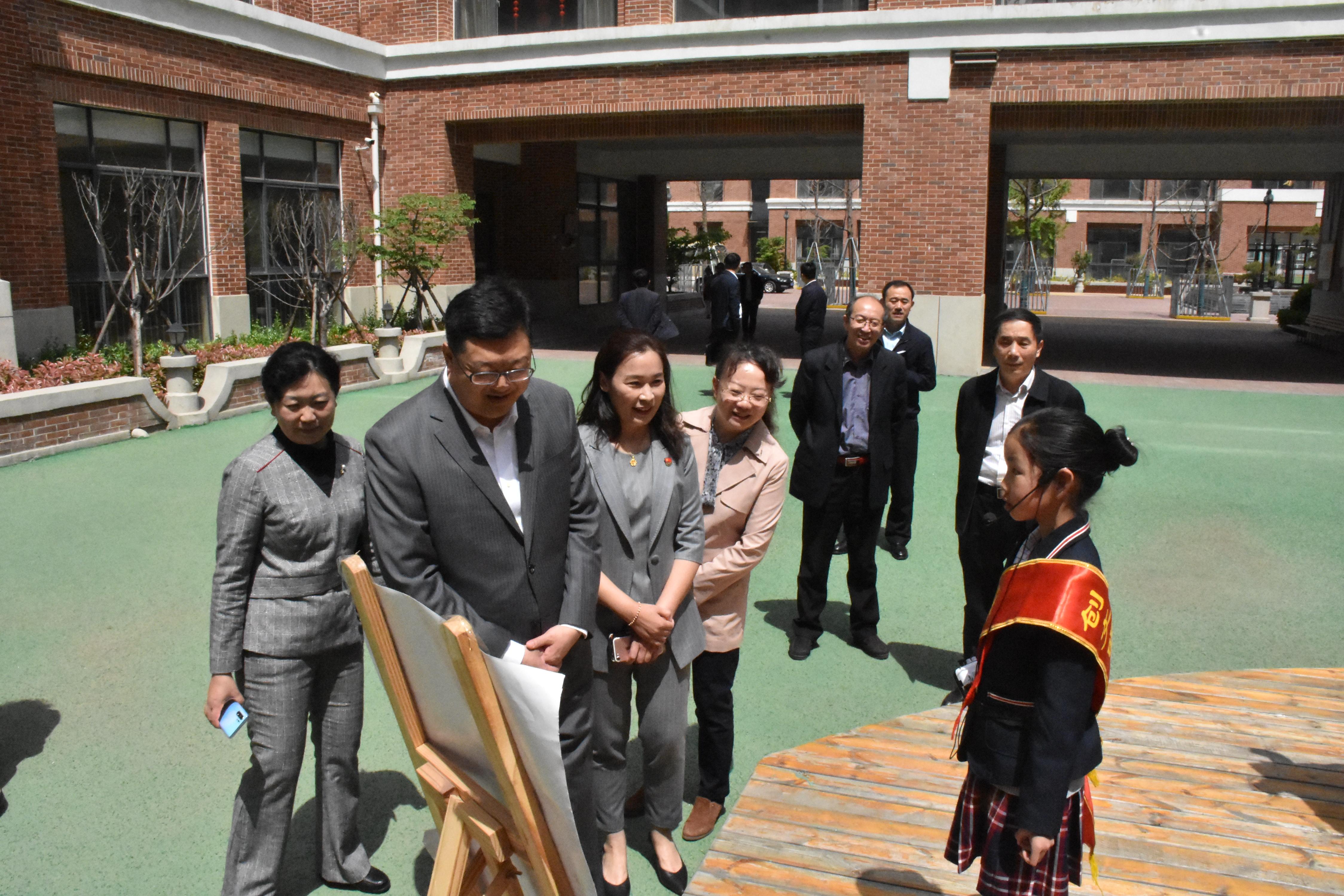 调研中,龙德学校校长董梅介绍了学校的办学思路和发展理念,重点介绍了