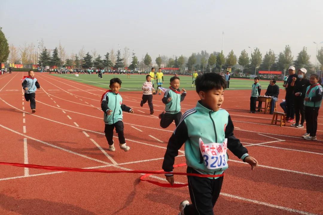 KB体育点燃运动 尽显体育风采 ——临沂古城小学举行第八届体育节暨2021年秋季(图3)