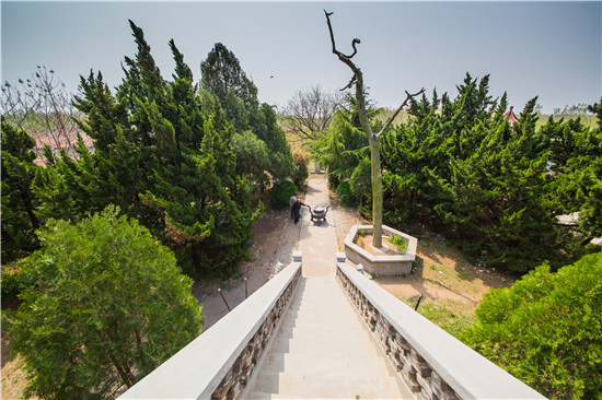 郑公祠位于潍坊市峡山区郑公街道后店西村,西临峡山水库,北依砺阜山