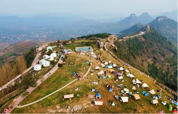 蒙阴县岱崮地貌旅游区4a级景区崮上草原户外休闲露营地