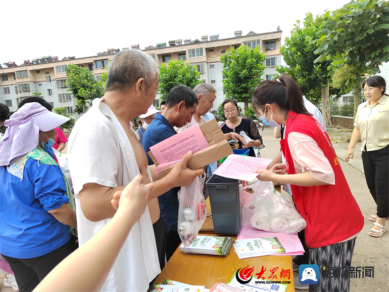 钢城区里辛街道沙河小区开展有害垃圾集中回收宣传