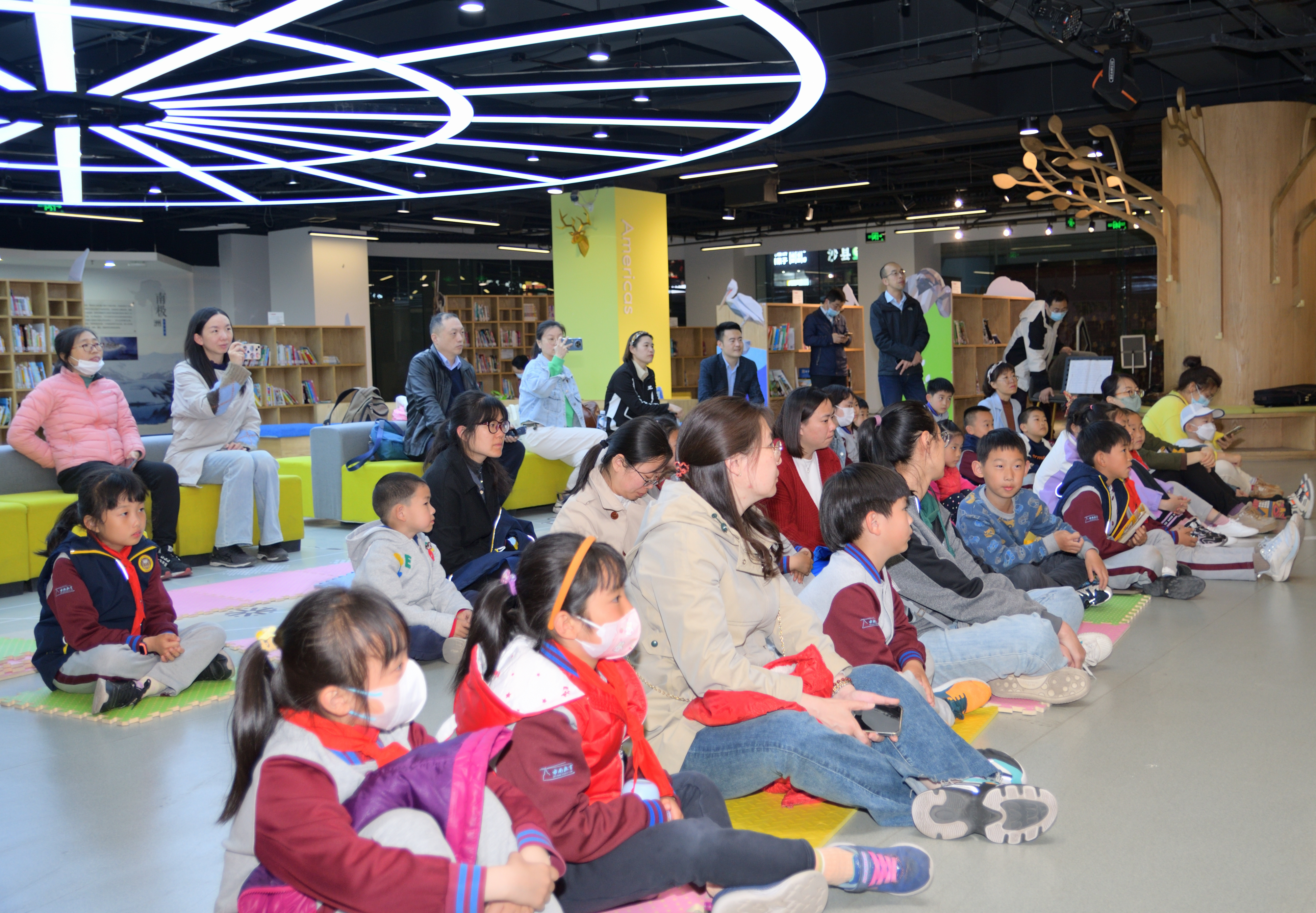 青岛市图书馆多形式举办母亲节主题活动