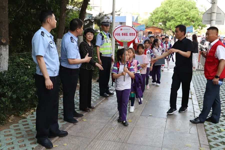 临沂交警直属三大队大队长孟涛到北城小学调研“助学公交”运行情况