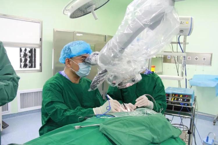 小“锁孔” 大作为 威海市中心医院在本地区率先完成内镜下经眉弓锁孔肿瘤切除手术