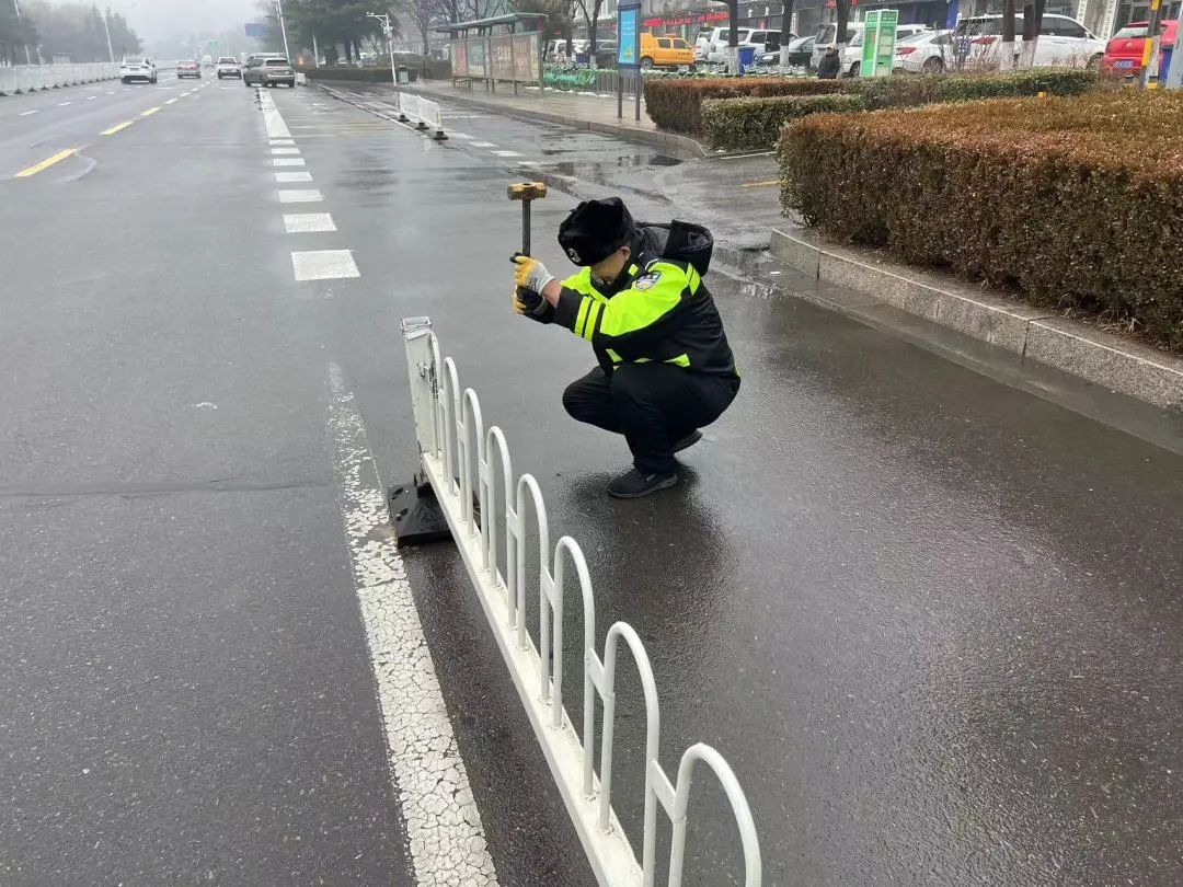 战雨雪 护平安丨临沂北城交警地毯式排查检修pg电子网站交通设施(图3)