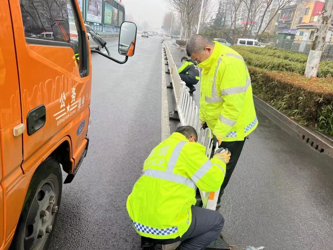 战雨雪 护平安丨临沂北城交警地毯式排查检修pg电子网站交通设施(图2)