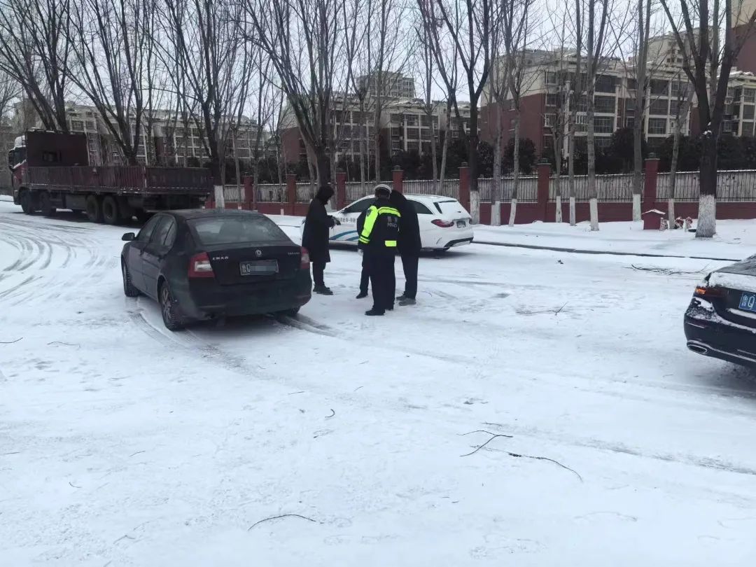 临沂北城交警“浴雪”奋战 守护群众平安出行