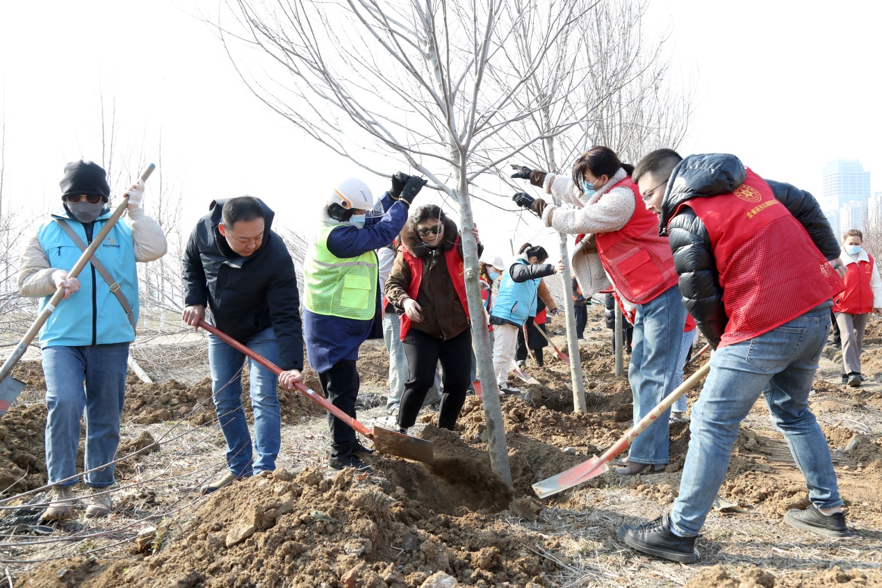 由临沂市派红领书记"谷雨率领东关社区工作人员,城管,综治,网格员等