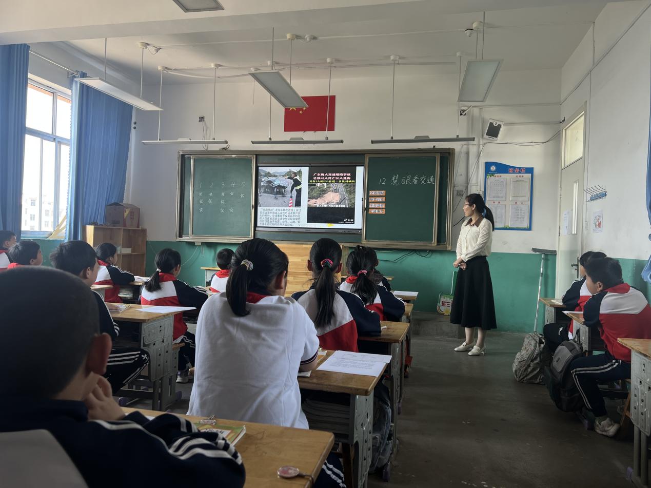 吐丝口小学教师郑燕在区名师送课活动中执教公开课
