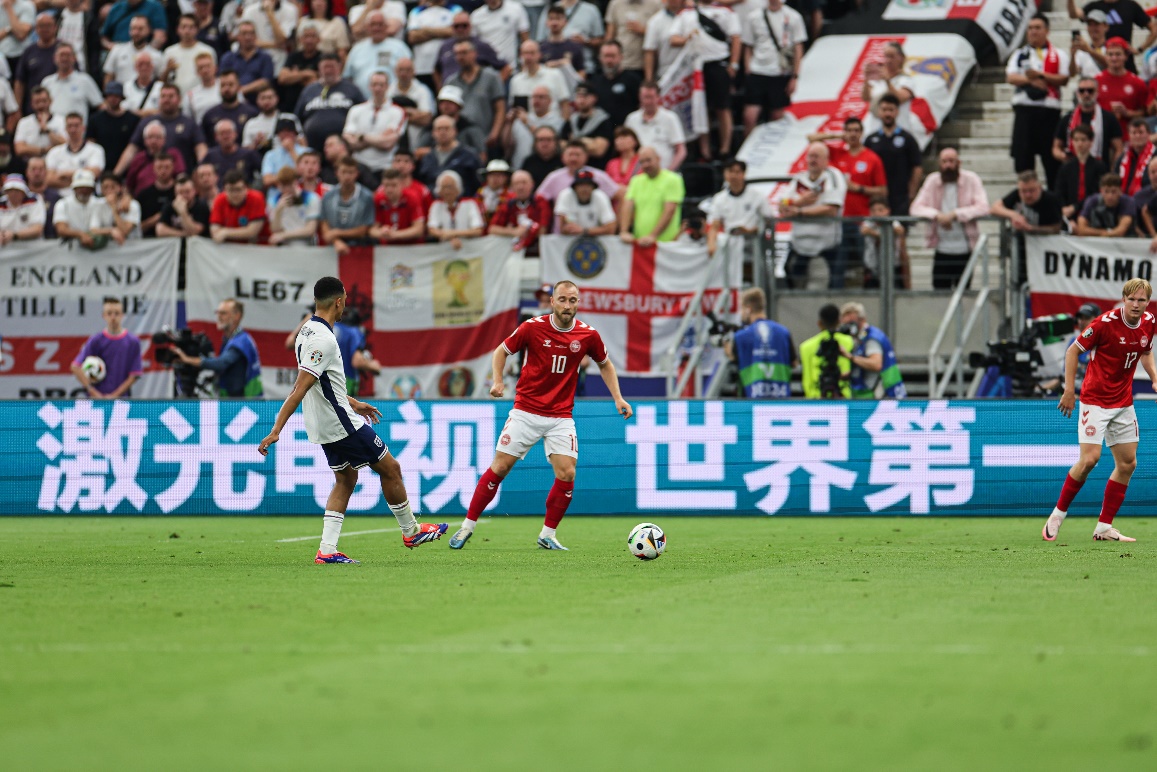 硬控全球球迷2分钟！这个中国黑科技，成了欧洲杯最大显眼包