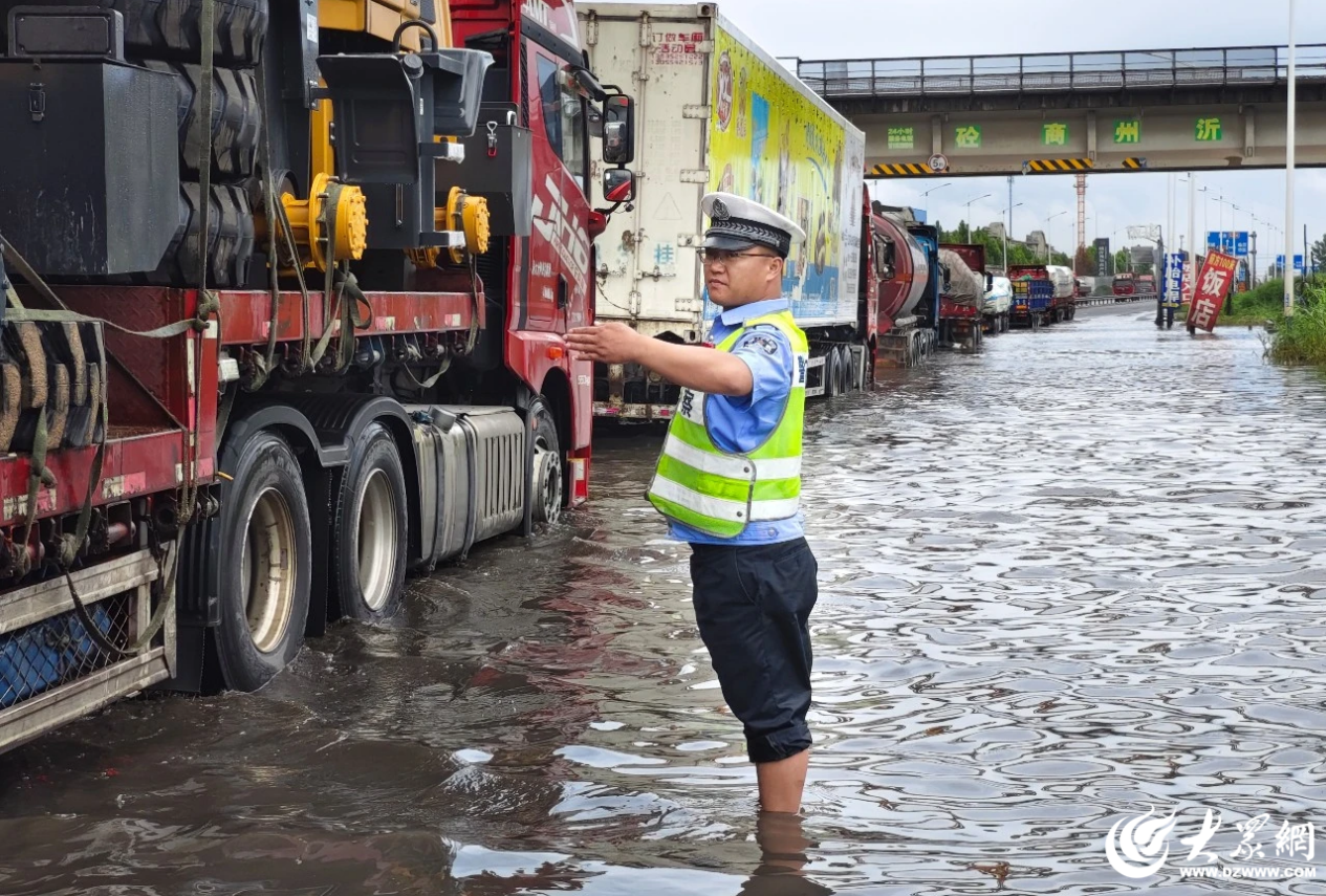 此时郯城交警闻汛而动,迎难而上,积极应对雨天给道路交通带来的不利